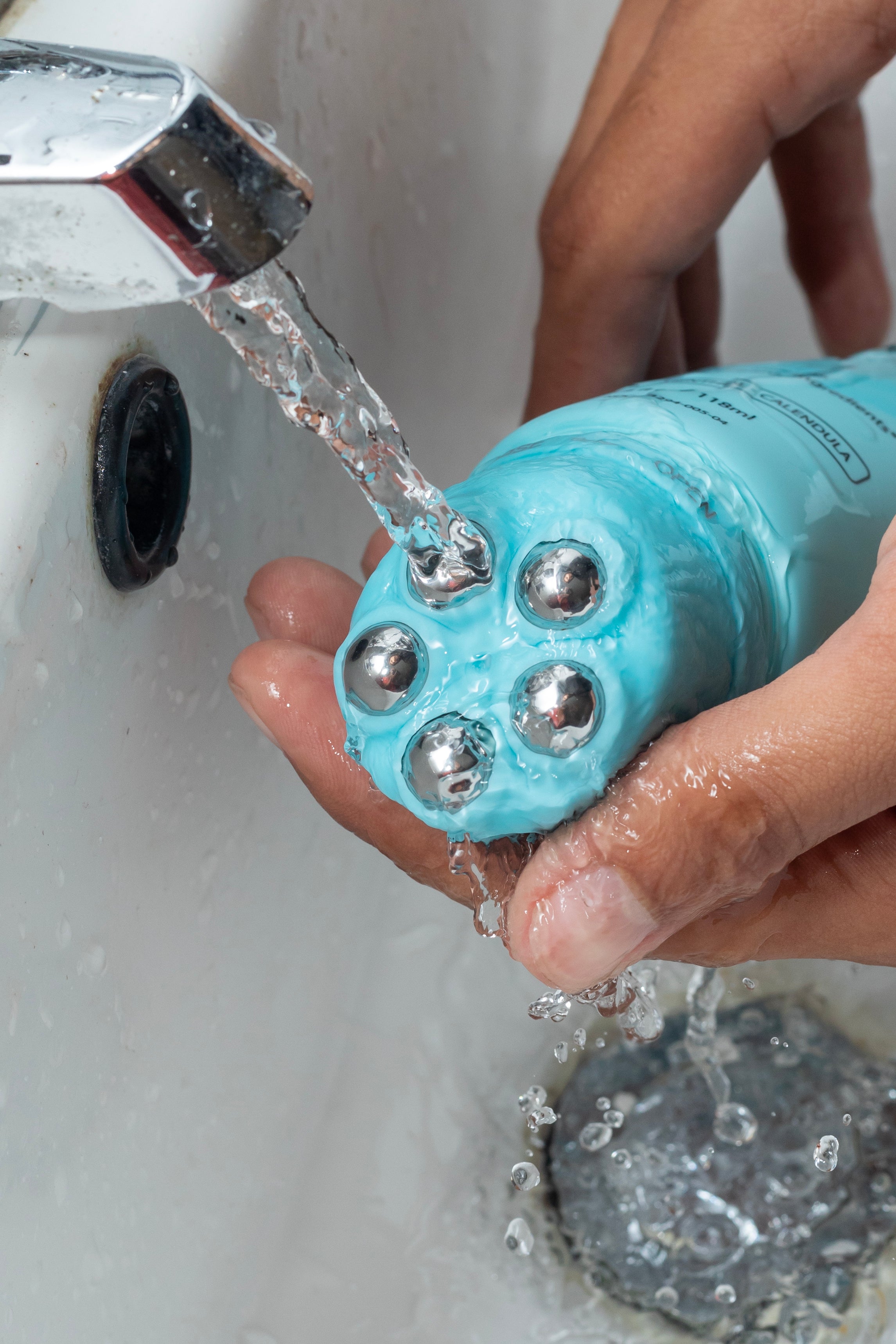 SOOTHING PAIN RELIEF ON THE GO: Our pain reliever cream’s washable head is featured with an open-close valve that allows you to choose the amount of cream to be dispensed. The 5 stainless steel rolling spheres are for massaging the area precisely.